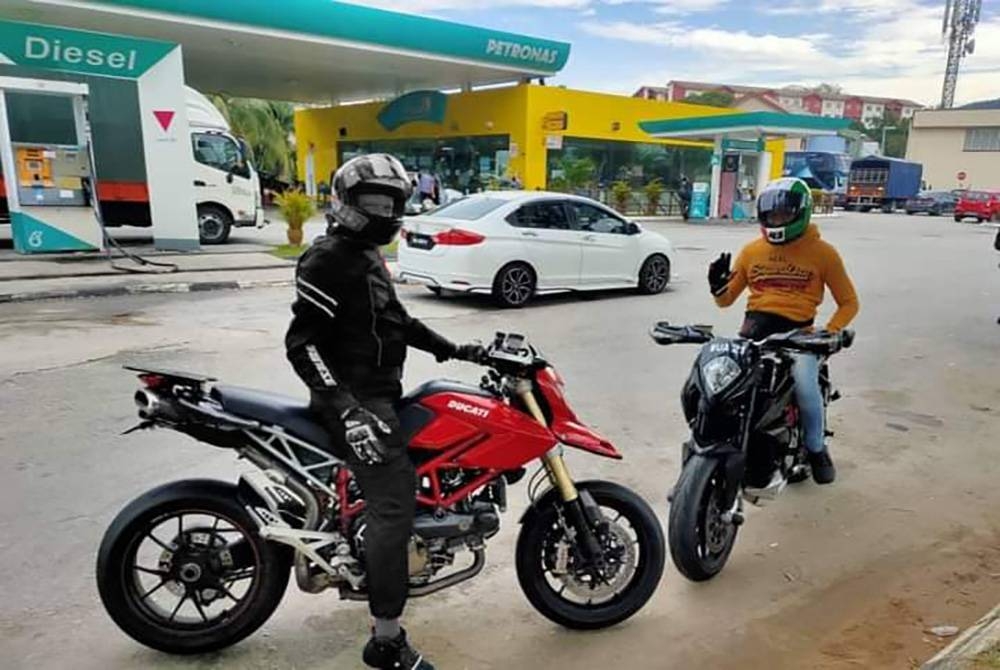 Mohd Said (kanan) menyifatkan Allahyarham Ahmad Fadzil sebagai seorang yang berpengalaman dalam bidang permotoran. Foto: Facebook Mohd Said