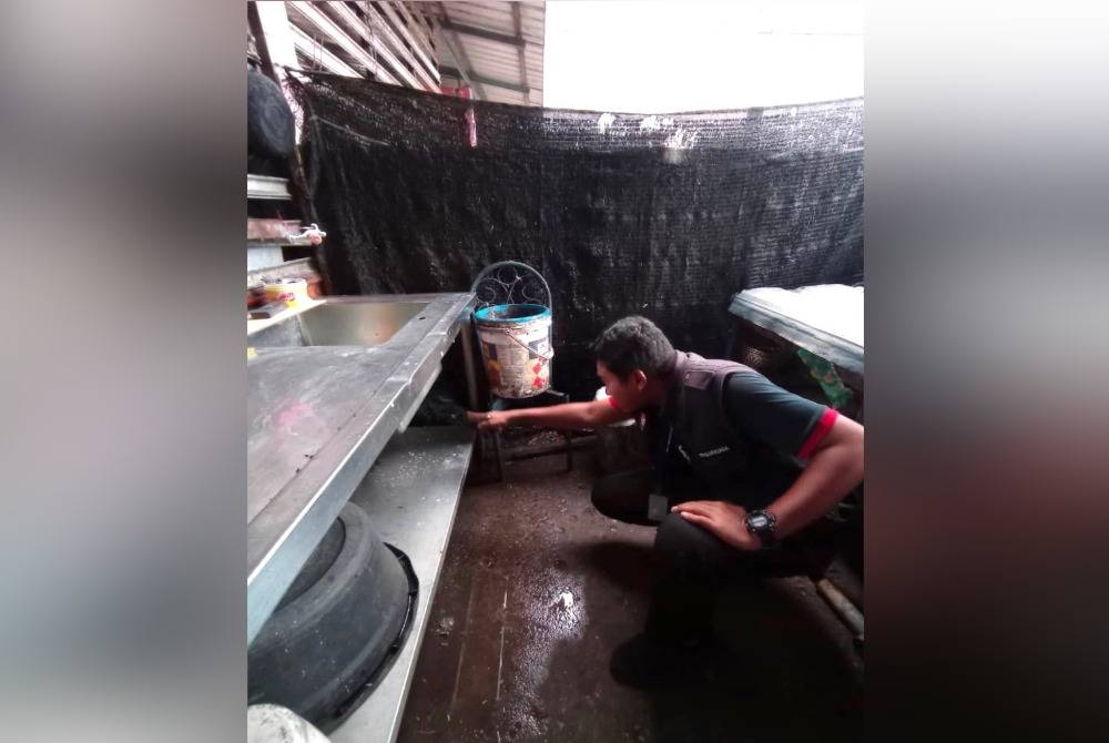 Pemeriksaan kebersihan yang dilakukan oleh kakitangan JKNK. - Foto JKNK