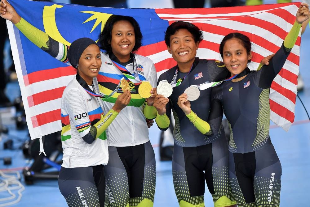 Dari kiri, Nur Suraiya, Farina Shawati, Nurul Syuhada dan Nur Azlia Syafinaz menunjukkan pingat emas dan perak yang dimenangi mereka dalam acara 1km ujian masa wanita B ACC 2023 di Velodrom Nasional, Nilai pada Khamis. - Foto Bernama