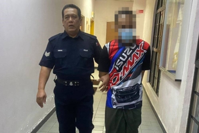 Tertuduh mengaku tidak bersalah atas pertuduhan melakukan amang seksual terhadap seorang pelajar lelaki di Mahkamah Sesyen Johor Bahru, pada Khamis.