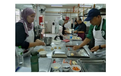 Para peserta kursus mendapat tunjuk ajar dan latihan daripada tenaga pengajar serta pelajar KV Sepang.