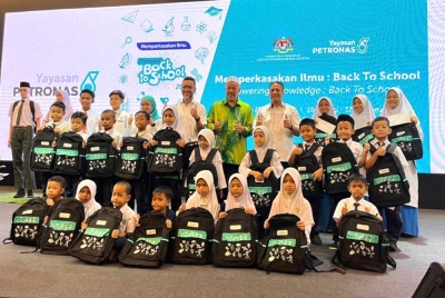 Mohamad Ahmad Shazly (tengah) bergambar dengan para penerima.