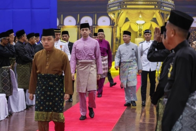 Tengku Hassanal berkenan berangkat pulang selepas Istiadat Pengurniaan Darjah Kebesaran dan Pingat Negeri Pahang Sempena Memuliakan Ulang Tahun Hari Keputeraan Ke-63 Sultan Pahang. - Foto Bernama