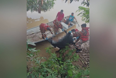 Mayat wanita tanpa kepala dan tangan dibawa naik ke darat oleh sepasukan anggota bomba di Sungai Kampung Sapat, Papar.