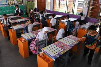Inovasi Smart and Easy Table (SnET) 2.0 merupakan inovasi meja dan ruang simpanan buku. - Foto Bernama
