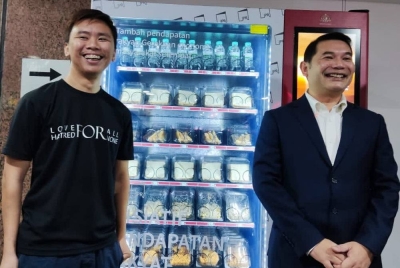 Menteri Ekonomi, Rafizi Ramli (kanan) di hadapan mesin layan diri Inisiatif Pendapatan Rakyat (IPR). - Foto Bernama