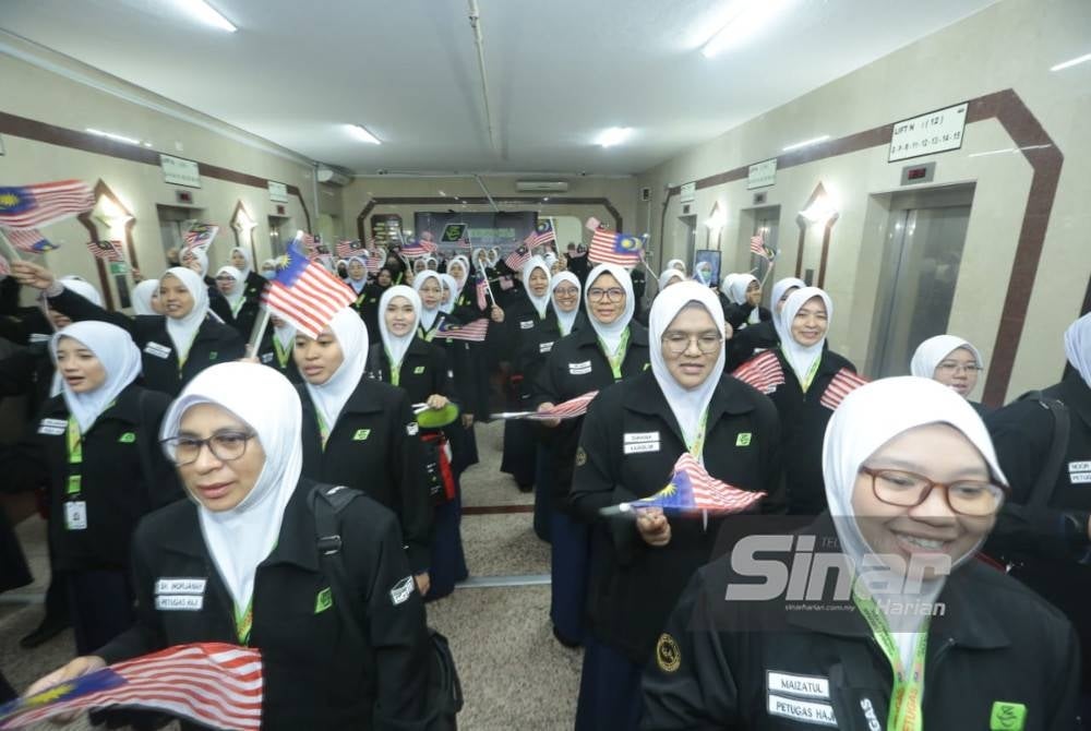 Petugas haji yang bersemangat ketika Majlis Perhimpunan Petugas Musim Haji 1444H/2023M di Abraj Janadriyah, pada Khamis.