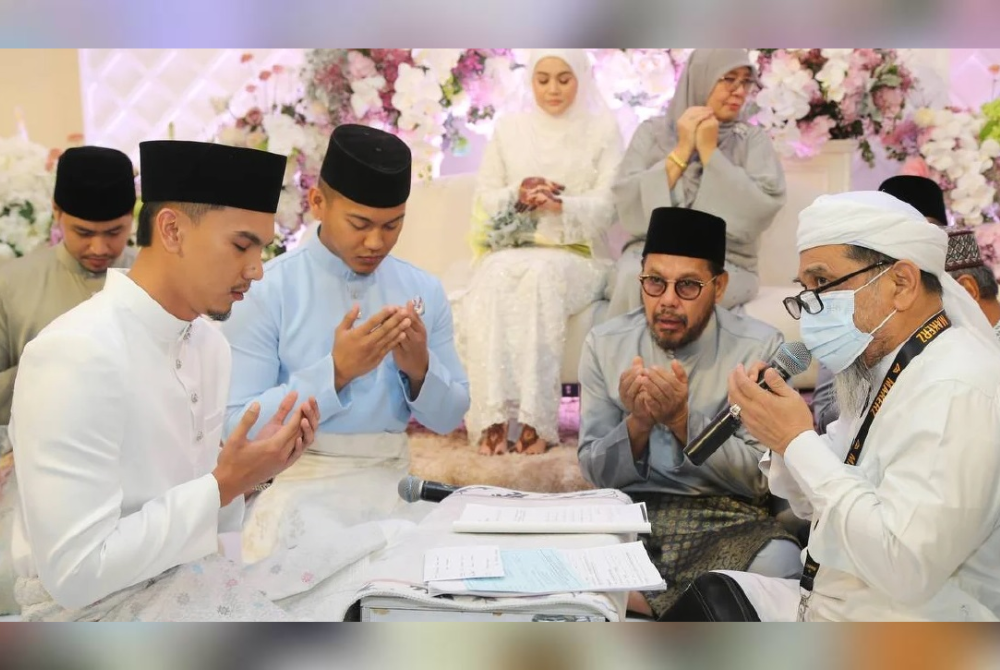 MK selamat bergelar suami kepada Siti Hajaar dengan hanya sekali lafaz dalam sebuah majlis nikah di Masjid Jami'il Huda, Ampang jam 9.35 pagi tadi. 