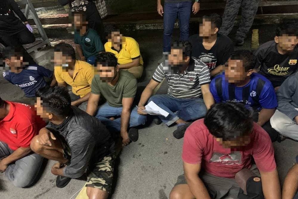 Antara warga asing yang diperiksa menerusi serbuan di Pasar Borong Selangor di sini pada Rabu.