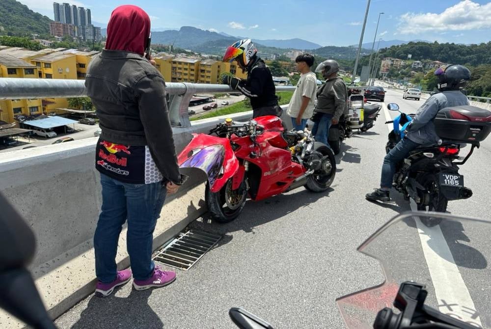 Kemalangan maut membabitkan seorang penunggang motosikal Ducati Panigale di Lebuhraya Duta-Ulu Kelang (SUKE) susur Hulu Klang pada Rabu.