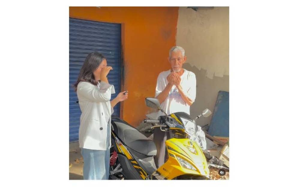 Seorang penerima bantuan motosikal bersyukur dan terharu dengan pertolongan yang diusahakan Cahaya.