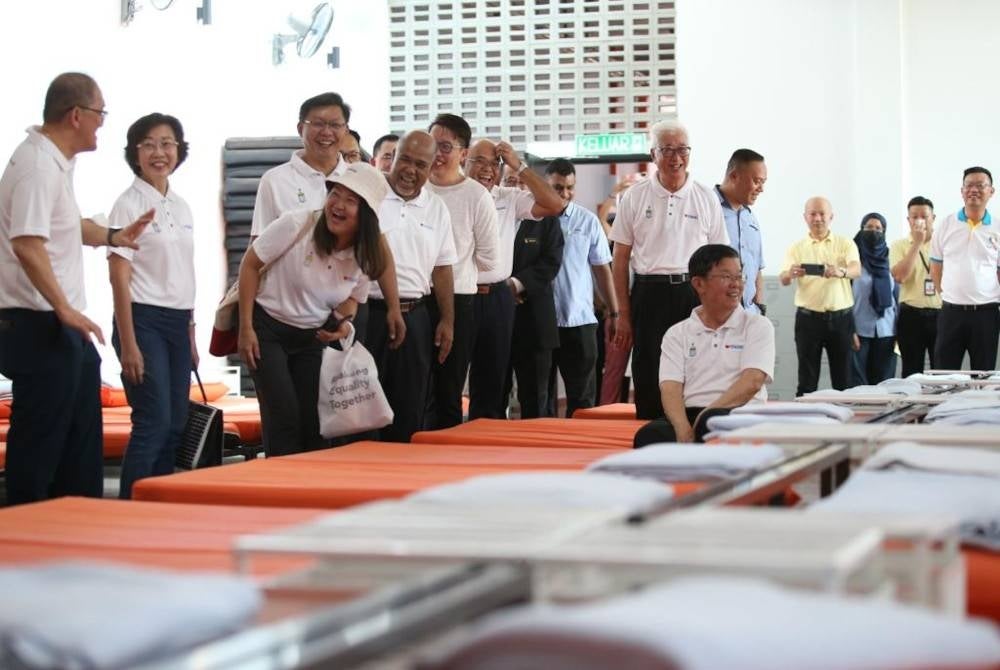 Kon Yeow (duduk) ketika mengadakan lawatan selepas merasmikan Pusat Transit Gelandangan Pulau Pinang pada Jumaat.