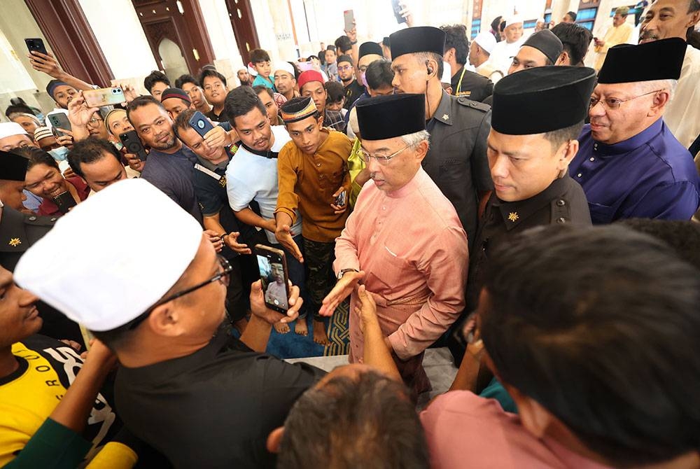 Yang di-Pertuan Agong Al-Sultan Abdullah Ri'ayatuddin Al-Mustafa Billah Shah berkenan bersalaman dengan para jemaah selepas menunaikan solat Jumaat di Masjid Sri Sendayan, pada Jumaat. - Foto Bernama