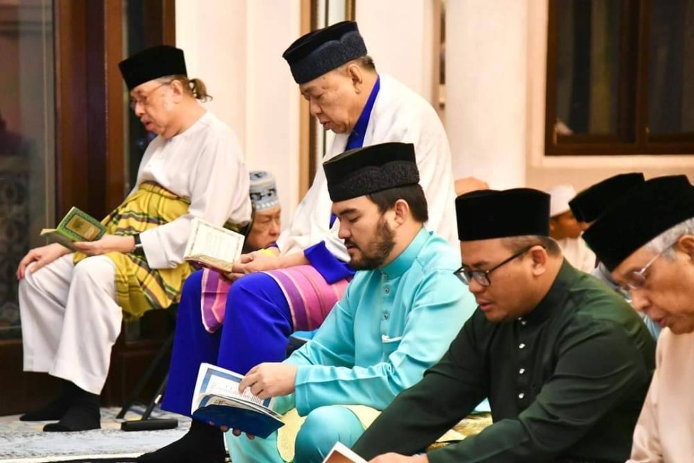 Sultan Sharafuddin menghadiri majlis doa selamat sempena keberangkatan baginda ke tanah suci minggu depan.