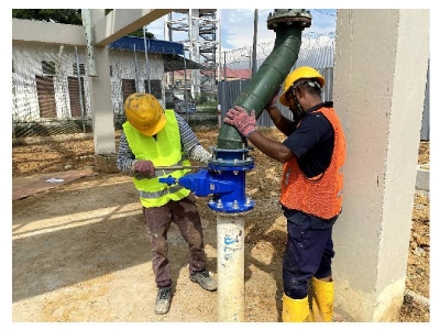 Pemasangan injap baharu sedang dilakukan oleh pekerja kontraktor.