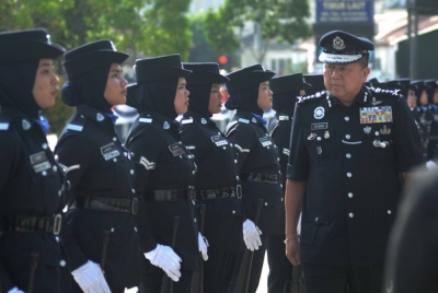 Kok Chin memeriksa barisan ketika mengadakan lawatan ke Ibupejabat Polis Daerah Timur Laut pada Jumaat.