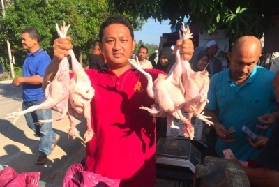 Peniaga menunjukkan ayam murah yang dijual pada Program Jualan Rahmah.