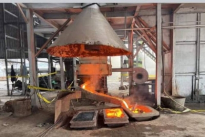 Ketika pemeriksaan dibuat acuan yang telah dituang cecair logam didapati masih dalam keadaan panas - Gambar MPHS