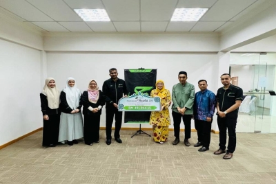 Pengarah Eksekutif Operasi TH, Mohamed Ameen Abdul Wahab menyerahkan sumbangan TH kepada Pengerusi Darul Bakti, Datin Saidatul Badru Tun Said Keruak di bawah program Musolla TH.