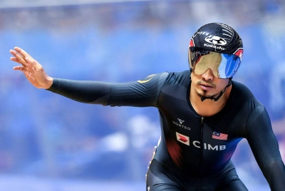 Azizulhasni meraih pingat emas acara pecut individu lelaki ACC 2023 di Velodrom Nasional, Nilai sebentar tadi. - Foto Bernama