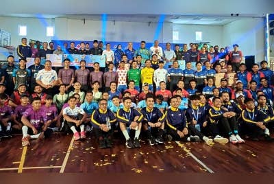 Mohd Ali Rustam (belakang, tengah) bersama para penganjur, penaja dan peserta selepas menyempurnakan Majlis Memperkenalkan Pasukan dan Perasmian lTdIPT 2023 di Pusat Sukan UTeM pada Jumaat.