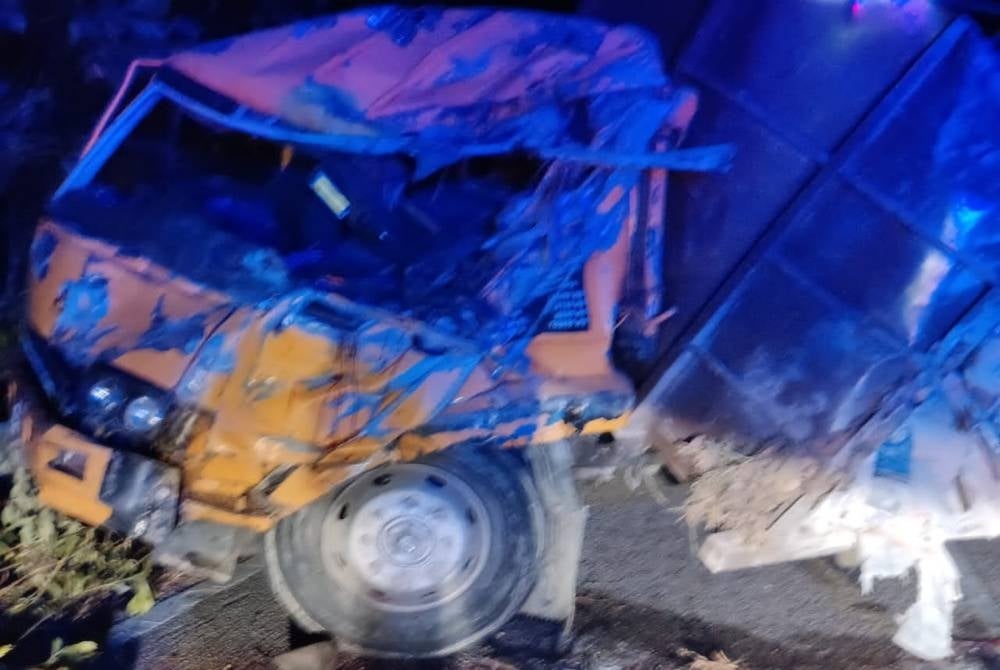 Keadaan lori remuk selepas terlibat kemalangan di Bukit Tangga, Jalan Seremban- Kuala Klawang pada Jumaat. Foto: PDRM