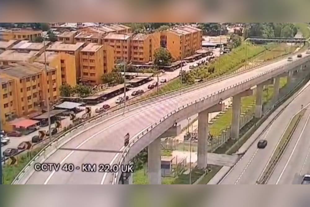 Tangkap layar rakaman CCTV memaparkan suspek dipercayai menunggang motosikal secara melawan arus sebelum kemalangan maut di KM22.2 Lebuhraya Duta-Ulu Kelang (SUKE) susur Hulu Klang Rabu lalu.