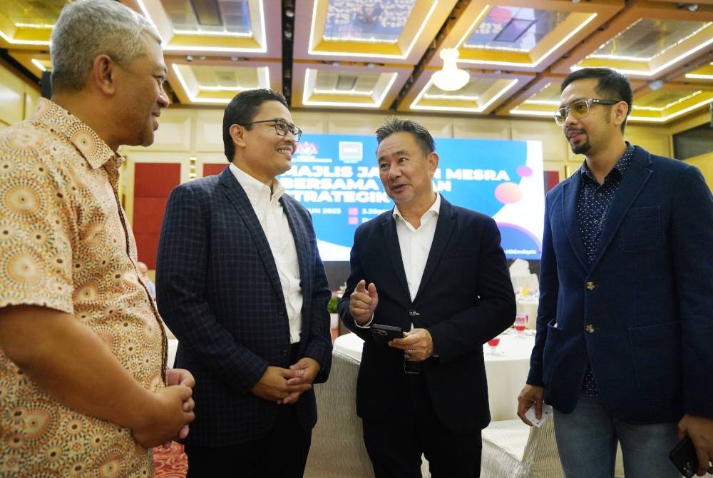 Khairul Azwan Harun beramah mesra dengan tetamu pada majlis Jalinan Mesra Bersama Rakan Strategik HDC di Pusat Dagangan Dunia Kuala Lumpur pada Jumaat.