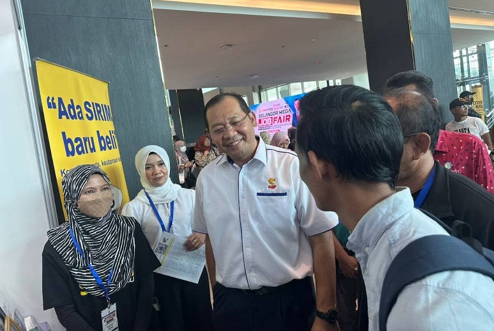 Mohd Khairuddin (tiga dari kiri) beramah mesra bersama pengunjung yang hadir di Selangor Job Fair 2023 pada Sabtu.