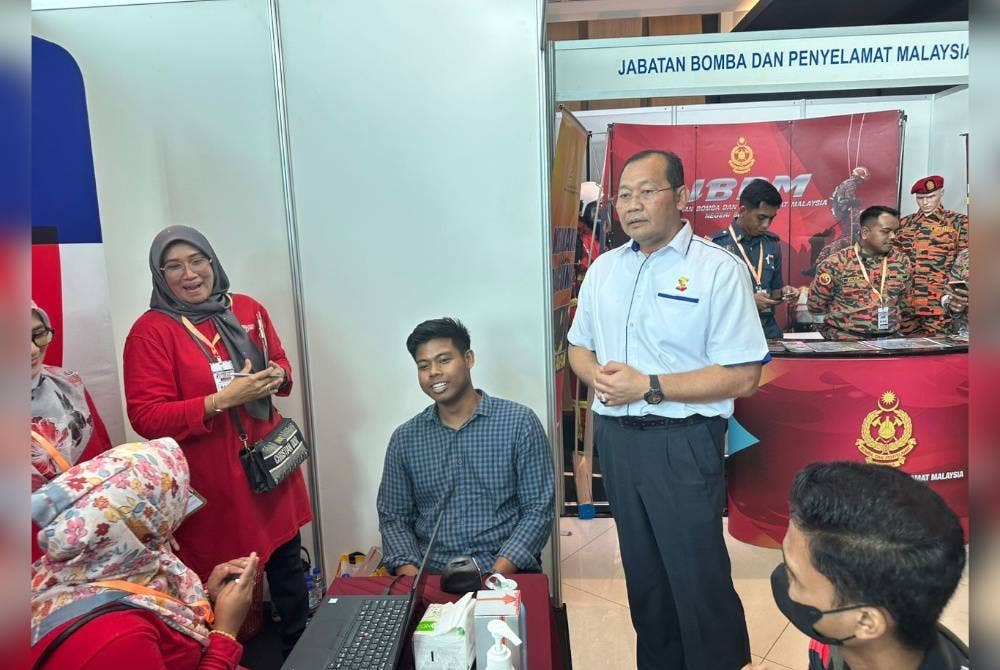 Mohd Khairuddin (kanan) meninjau program Selangor Mega Job Fair 2023 di Pusat Konvensyen MBSA pada Sabtu.