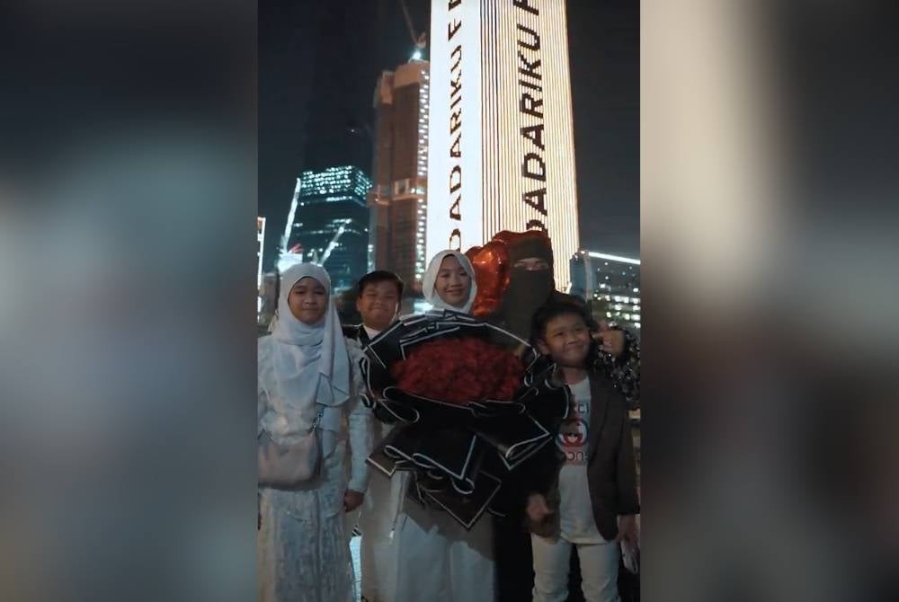 Netizen terharu dengan cara Ebit menghargai isterinya.