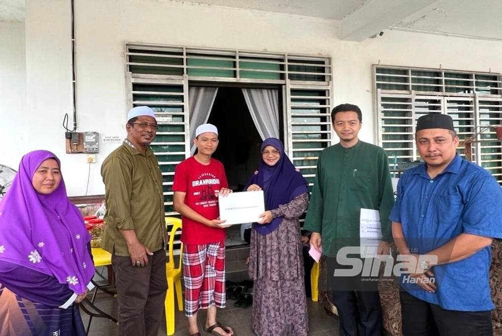 Mohd Syahir (tiga dari kiri) menerima sumbangan daripada ahli-ahli Parlimen PN.