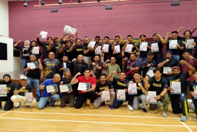 Kesemua peserta Program Pembangunan Modal Insan Kandungan Kreatif Finas - Kursus Motivasi dan Latihan Asas Lagak Aksi Siri 1 menunjukkan sijil masing-masing ketika majlis penutup Program Pembangunan Modal Insan Kandungan Kreatif Finas - Kursus Motivasi dan Latihan Asas Lagak Aksi Siri 1 pada Jumaat.