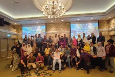 Norliza (tengah) bersama pengamal media Pulau Pinang pada majlis makan malam penghargaan pada Jumaat.
