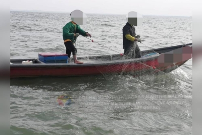Antara lelaki warga Indonesia yang ditahan Maritim Malaysia Selangor kerana menangkap ikan tanpa kebenaran di sekitar perairan Pantai Remis pada Jumaat.