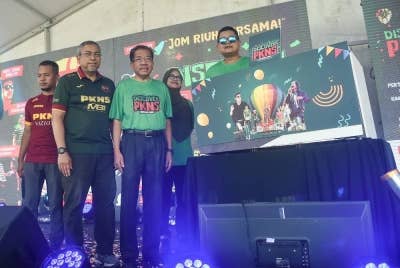 Md Kamarzan (tiga dari kiri) menyempurnakan gimik perasmian Discover PKNS Antara Gapi pada Sabtu.