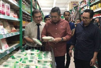 Salahuddin turut melihat bekalan gula yang dijual ketika meninjau barang kawalan di sebuah pasar raya di Sitiawan pada Sabtu.