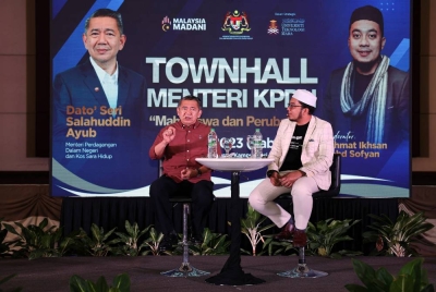Salahuddin berucap pada program sesi Townhall bersama Menteri KPDN, 'Mahasiswa dan Perubahan' di Universiti Teknologi Mara Cawangan Perak, Seri Iskandar pada Sabtu. - Foto Bernama