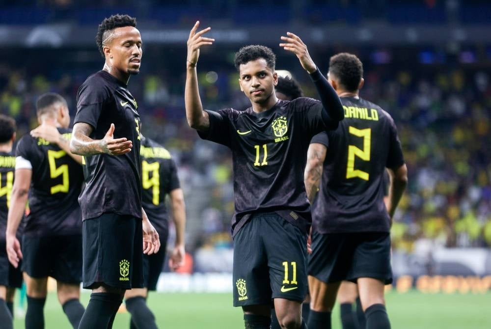 Rodrygo (tengah) meraikan jaringannya ketika berdepan Guinea.- Foto EPA