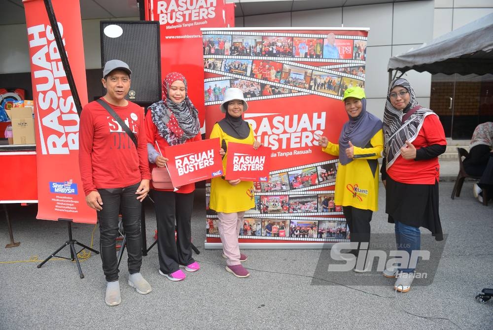 Noraini (dua dari kanan) melawat reruai Rasuah Busters sempena Hari Klang Tanpa Kenderaan Laman Seni Safari pada Ahad. - Foto Sinar Harian ASRIL ASWANDI SHUKOR