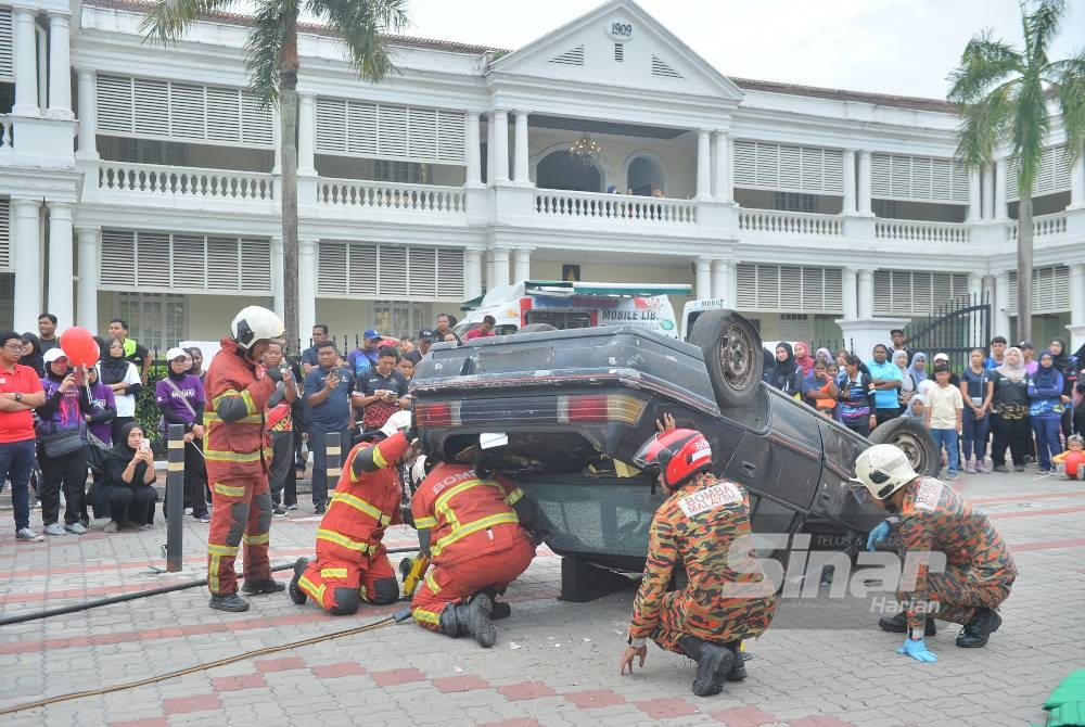 Jabatan Bomba Dan Penyelamat Malaysia Balai Bomba & Penyelamat Pelabuhan Klang mengadakan demonstrasi menyelamat mangsa kemalangan, - Foto Sinar Harian ASRIL ASWANDI SHUKOR
