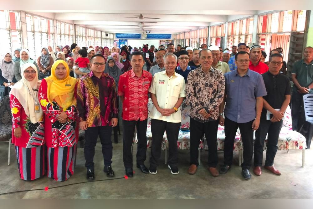 Muhammad Nasir (tengah) bergambar bersama warga sekolah dan ibu bapa yang hadir pada ceramah di Pasir Puteh.