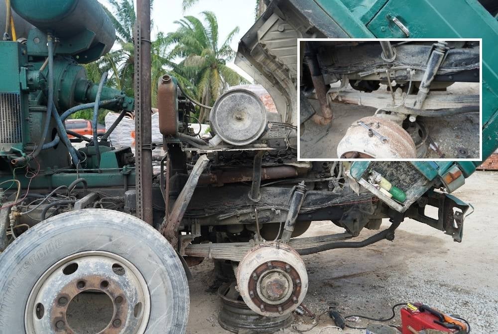 Sebuah lori dipercayai mahu melakukan proses 'tampering' melibatkan enjin dan casis oleh pihak sindiket yang bergiat aktif di Selangor serta Perak.