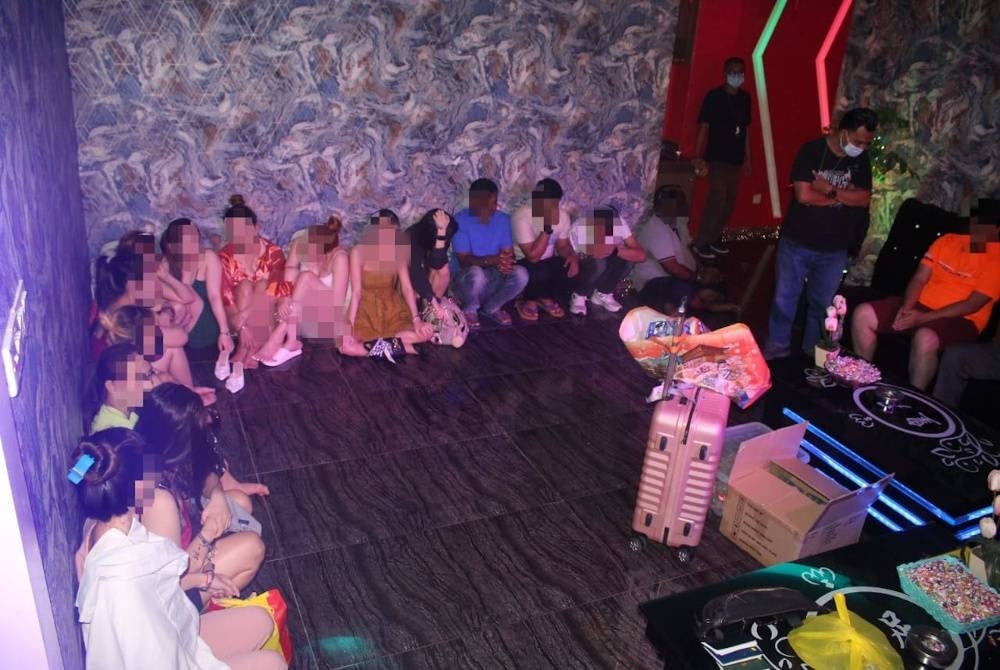 Sebahagian warga asing ditahan JIM kerana dipercayai menawarkan perkhidmatan seks menerusi satu serbuan pada Khamis.