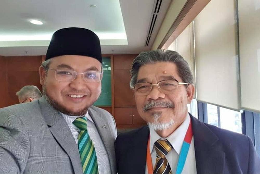 Nazri Chik (kiri) bersama Allahyarham Mahmood. - Foto Facebook Nazri Chik