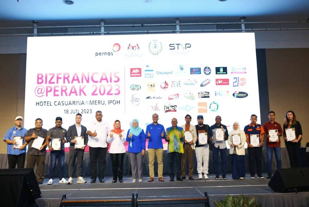 Salbiah (tengah) merasmika Program BizFrancais Perak 2023 di Hotel Casuarina, Meru pada Ahad.