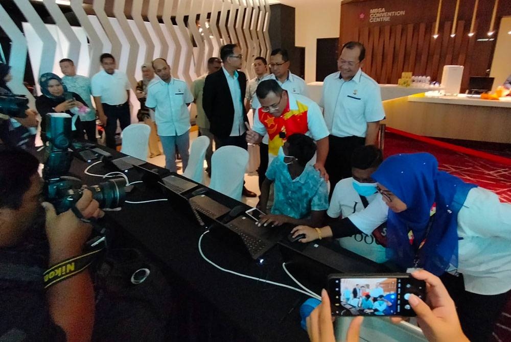 Amirudin (tengah) turut melawat ke tapak pameran sempena Program Selangor Mega Jib Fair 2023.