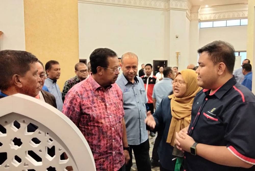 Abdul Rahman (dua dari kiri) tiba pada Mesyuarat Agung Tahunan Kali Ke-46 Persatuan Kontraktor Melayu Malaysia Negeri Kelantan pada Ahad.