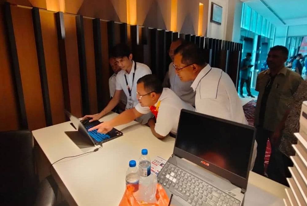 Amirudin melawat tapak pameran selepas merasmikan Majlis Penutup Program Selangor Mega Job Fair 2023 di sini pada Ahad.