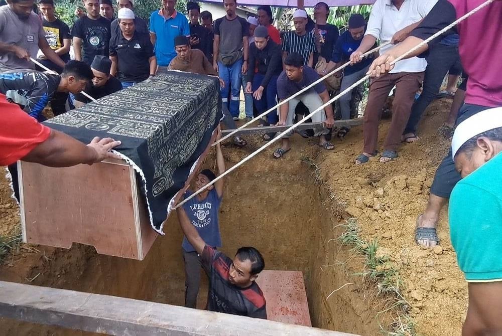 Jenazah tiga beranak yang maut dalam kemalangan di LPT2 disemadikan dalam satu liang lahad di Tanah Perkuburan Islam Kampung Sekati, Manir, di Kuala Terengganu pada Ahad.